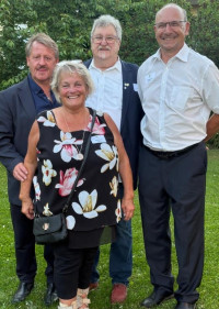 Glückwunsch von den Fraktionskolleg:innen (v.l.n.r) Helmut Riedel, Heike Riedel und 2. Bürgermeister Thomas Lesch (Foto SPD Rödental)