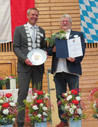 1. Bürgermeister Marco Steiner zeichnet Herbert Krug mit dem Ehrenteller der Stadt Rödental aus (Foto Stadt Rödental, alle Rechte vorbehalten)
