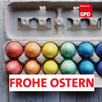Bunte Eier in einer Eierschachtel